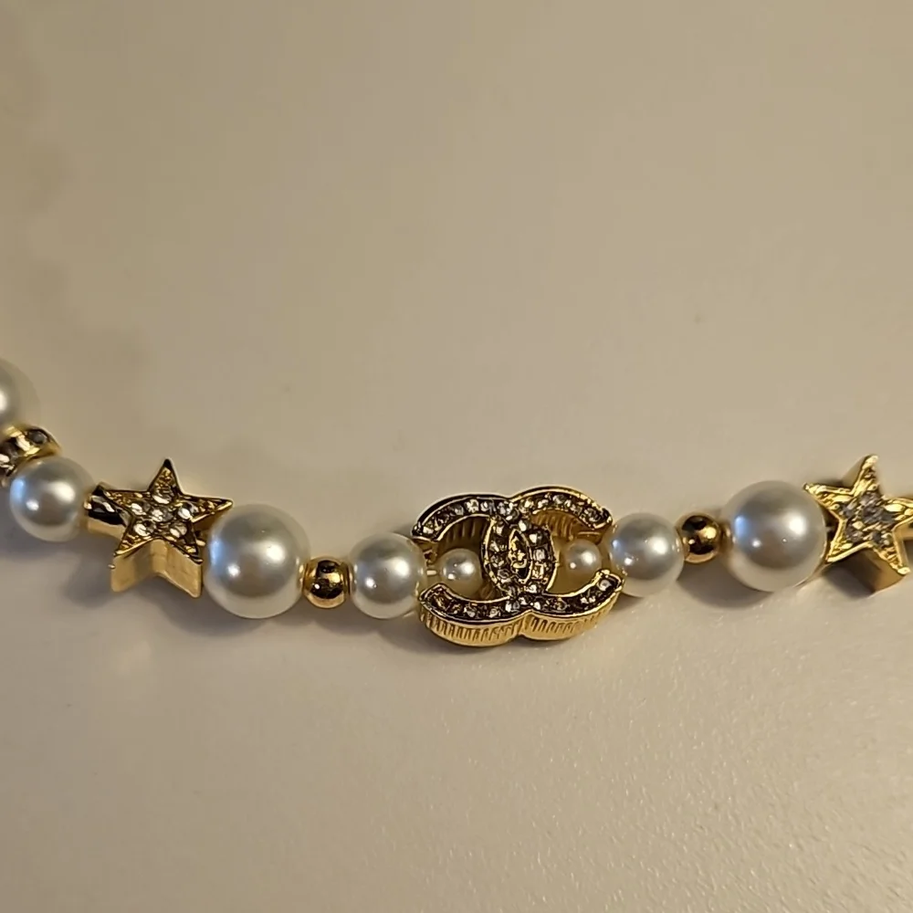 Elegant Pearl and Gold Necklace - Picture 3 of 9